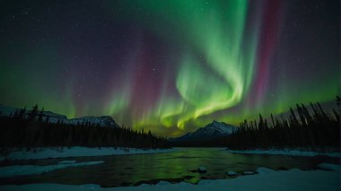 Gece gökyüzünü dolduran çarpıcı pembe, mor ve yeşil ışık huzmeleriyle Aurora Borealisora Borealis.