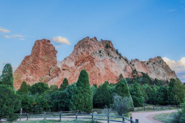 Colorado Springs ve kırmızı kayaların manzarası, ABD