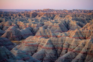 Güney Dakota 'da gün batımı manzaralı güzel Badlands Ulusal Parkı