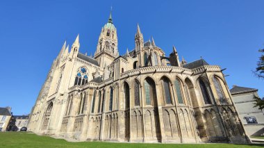Bayeux Katedrali Mavi gökyüzü güneşli ve açık bir günde