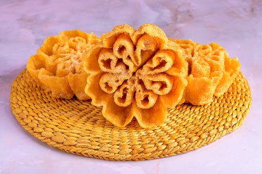 Rustik Zevkler: Mermer ve Esparto Üzerinde Üç Kızarmış Pasta Çiçeği