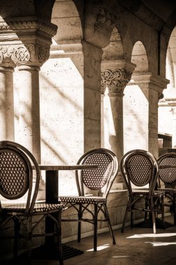 Macaristan 'daki Buda şatosundaki balıkçı kalesinde (Halaszbastya) bir kafede sandalyeler. 