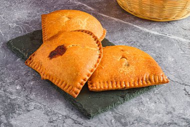 Taş yüzeyde üç fırında hamur işi.