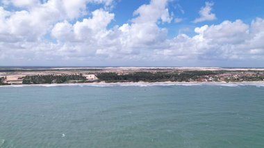 Kıyı şeridi ve okyanus dalgalarının havadan görüntüsü