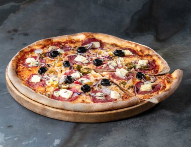 Zeytin ve peynirli taze pizza.