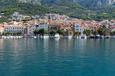 Hırvatistan 'da yazın popüler bir turizm beldesi olan Makarska' nın güzelliğini tecrübe edin