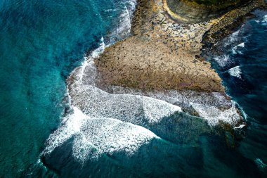 Kayalık kıyı şeridinin ve dalgaların havadan görünüşü
