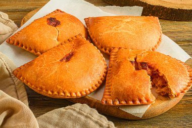 Rustik Ev Yapımı Mutfağı: Ahşap Tahtada Hamur köfteleri