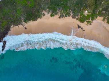 Plaj ve okyanus dalgalarının havadan görünüşü