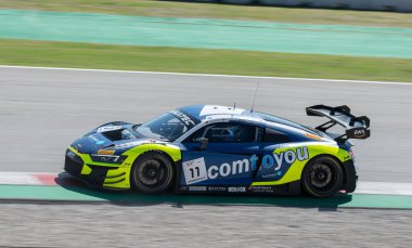 Audi R8 LMS GT3 EVO II Barcelona Katalunya pistinde Fanatec GT World 'de mavi ve sarı