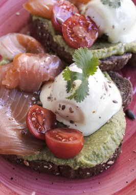 Avokado, somon, domates ve mozzarella ile tam buğday ekmekli sandviç. diyet gıda konsepti.