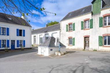 Belle-Ile, Brittany 'deki Locmaria, köydeki tipik cadde, merkezde bir çeşme.
