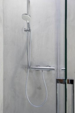 Duş başlığının ayrıntıları ve modern bir banyonun sıcaklık kontrolü.