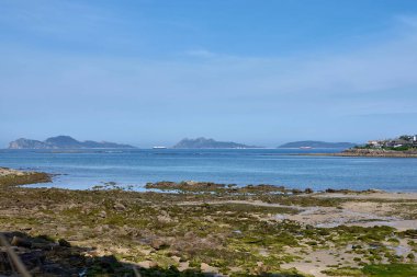 Uzak adalarla sakin bir okyanusun manzarası.