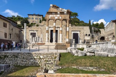 Brescia, İtalya, Eylül 2023. Roma forumunun anıtsal alanındaki Brixia Kongresi. Brescia kuzey İtalya 'daki en iyi korunmuş Roma binalarına ev sahipliği yapıyor.