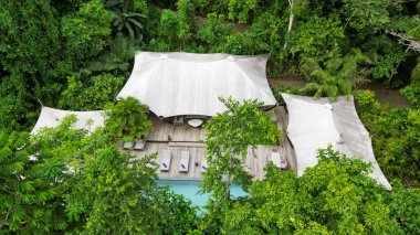 Yeşilliklerle çevrili modern evin havadan görünüşü