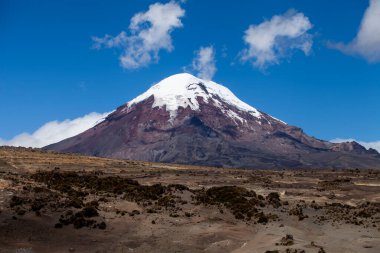 Kar kaplı dağ berrak mavi gökyüzünün altında yükseliyor..