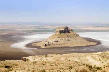 Yüksek açılı çekim: Karyn Zharyk, Mangystau bölgesi, Kazakistan. Uçsuz bucaksız bir çöl vadisi. Beyaz kireçtaşı kayalıkları ve açık mavi gökyüzünün altında eşsiz kaya oluşumları var..