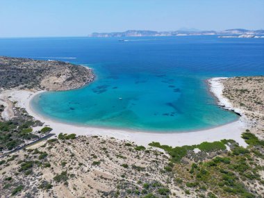 Uçurumlarla çevrili güzel bir sahil manzarası.