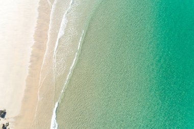 Sahildeki turkuaz yeşili dalgalar alçak gelgitte, insansız hava aracı görüşü