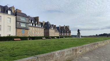 Fransa, Saint Malo 'daki savunma duvarının yanındaki bahçeli taş binaların güzel ve klasik mimarisinin ayrıntıları.