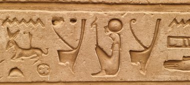 Eski bir arka planda eski Mısır hiyeroglifleri. Geniş tarihi geçmiş. Antik Mısır hiyeroglifleri Dünya tarihinin bir sembolü olarak.