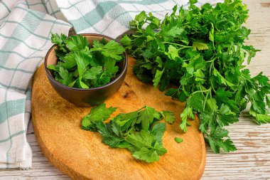 Rustic Kitchen Still Life: Taze maydanozla ahşap masa ayarı