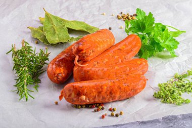 Rustik Lezzetler: Aromatik otlu taze sosisler