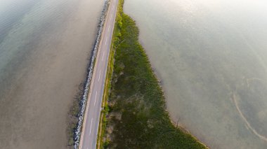 Su kenarındaki yolun havadan görünüşü