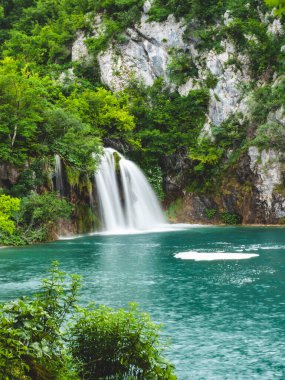 Şelale sakin bir turkuaz göle dökülüyor..