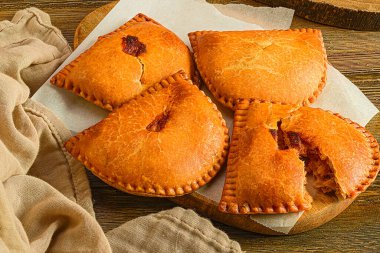 Rustik Ev Yapımı Mutfağı: Ahşap Tahtada Hamur köfteleri