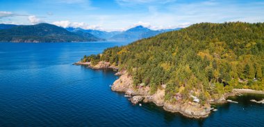 Kanada Doğa Manzarası 'ndaki Rocky sahili. Hava Arkaplanı. Bowyer Adası, BC, Kanada.