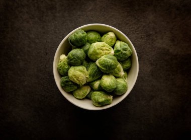 Taze yeşil Brüksel lahanalarıyla dolu bir kase.