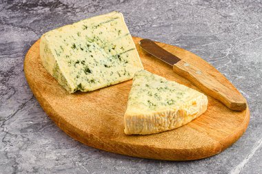 Tahtada iki porsiyon mavi peynir.