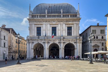 Brescia, İtalya, Eylül 2023. Loggia Meydanı ile Palazzo della Loggia, Rönesans tarzı binanın güzel bir örneği, şu anda belediye binası olarak kullanılıyor. 