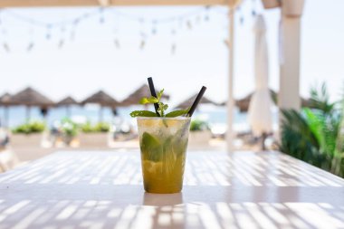 Ahşap masaya konmuş taze kokteyl