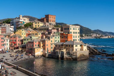 Denize bakan renkli evleri olan Boccadasse semtinin manzarası, Cenova, İtalya