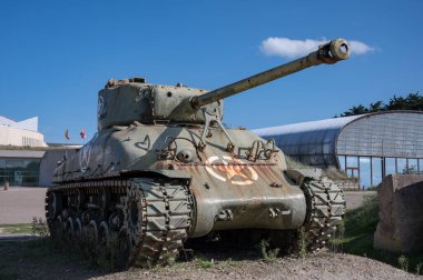 T23 taretli bir M4 Sherman M4A1 (76) W HVSS orta tankı ön görünümü