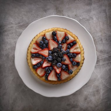 Çilekli böğürtlenli yuvarlak pasta.