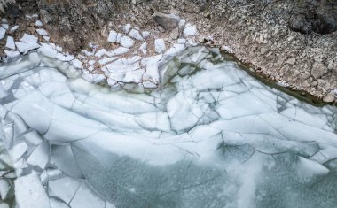 Kayalık sahildeki gölde buz. Hava görüntüsü. İngiliz Kolombiyası manzarası. Kanada mı? Doğa Arkaplanı.