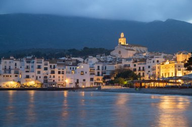 Katalonya 'daki Costa Brava' da geceleri kadavra kasabasını gösteren uzun pozlu bir resim.