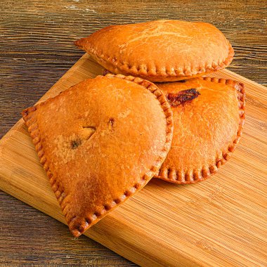 Yakın çekimde üç hamur köftesi ve çekim neredeyse başımızın üstünde..