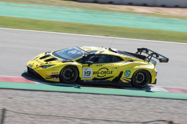 Sarı Lamborghini Huracan GT3 EVO2 Barcelona Katalunya pistinde Fanatec GT World 'de