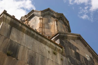 Vahramashen Kilisesi Ermenistan 'daki Aragats Dağı' nda bulunmaktadır.