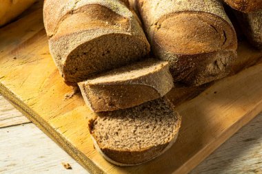 Avustralya ekmeği, kahverengi somun, fotokopi alanı ile. Geleneksel yemek