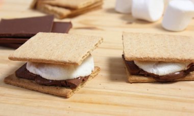 Smore 'lar. Çikolatalı marshmallow ve Rustic Kitchen 'da Graham krakerleri