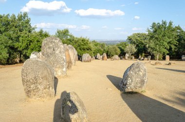 Evora, Alentejo, Portekiz yakınlarındaki Cromlech of Almendres (Cromeleque dos Almendres).