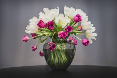 Renkli lale ve zambak buketi