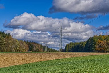 Mavi bulutlu gökyüzünün altında geniş alanlar