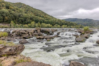 Cascading Falls ile Geniş Nehir Manzarası